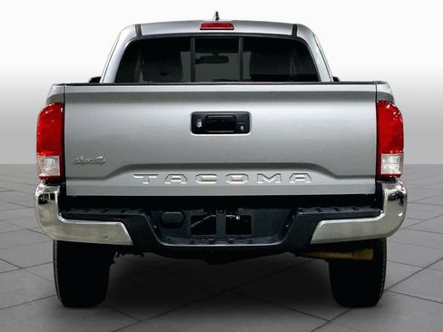 Used 2017 Toyota Tacoma SR5 AWD/4WD image 5