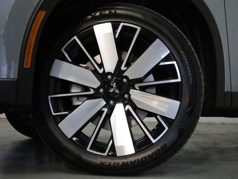 New 2025 Mitsubishi Outlander SE image 3