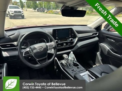 Used 2022 Toyota Highlander XLE AWD/4WD image 16