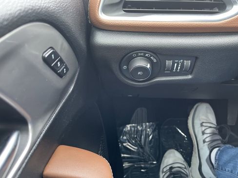 Used 2021 Chrysler Pacifica Limited w/ Premium & Safety Sphere Group image 16