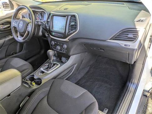 Certified 2017 Jeep Cherokee Latitude w/ Comfort/Convenience Group image 36