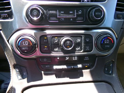 Used 2015 Chevrolet Suburban LTZ RWD image 11