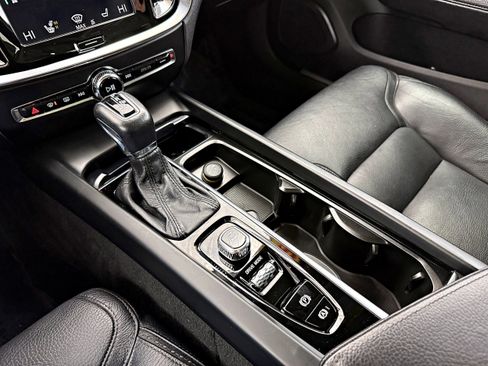 Used 2020 Volvo V60 T5 Cross Country image 21