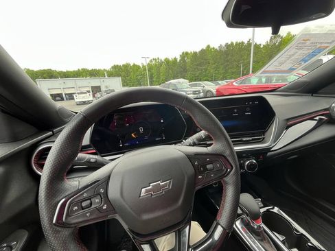 Used 2025 Chevrolet Trax RS w/ Sunroof Package FWD image 18