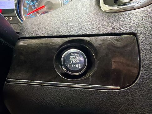 Used 2015 Chrysler Town & Country Touring w/ Driver Convenience Group image 9