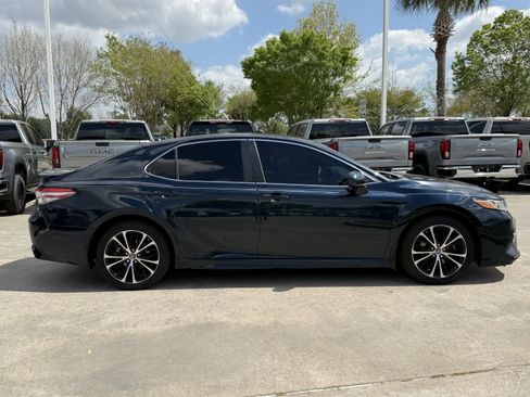 Used 2018 Toyota Camry SE image 3