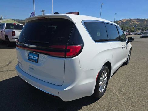 Used 2023 Chrysler Pacifica Touring-L FWD image 5