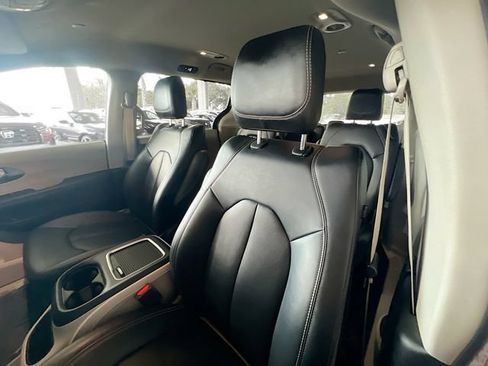 Used 2024 Chrysler Pacifica Touring-L FWD image 10