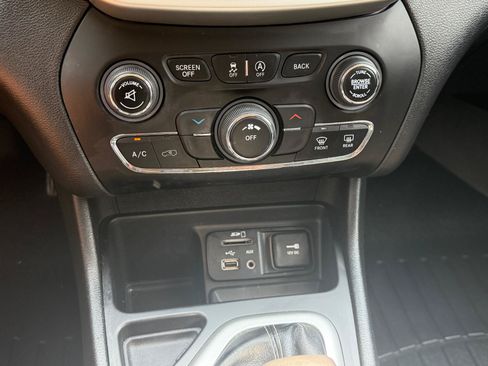 Used 2018 Jeep Cherokee Latitude Plus FWD image 16