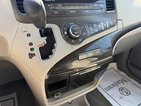 Used 2014 Toyota Sienna LE FWD image 23