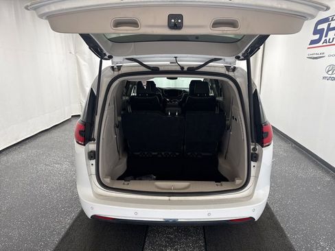 Used 2024 Chrysler Pacifica Limited w/ Uconnect Theater Family Group image 8