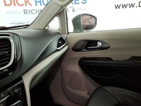 Used 2022 Chrysler Pacifica Touring-L FWD image 23