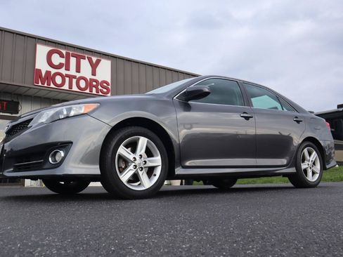 Used 2014 Toyota Camry SE w/ Leather Package FWD image 15