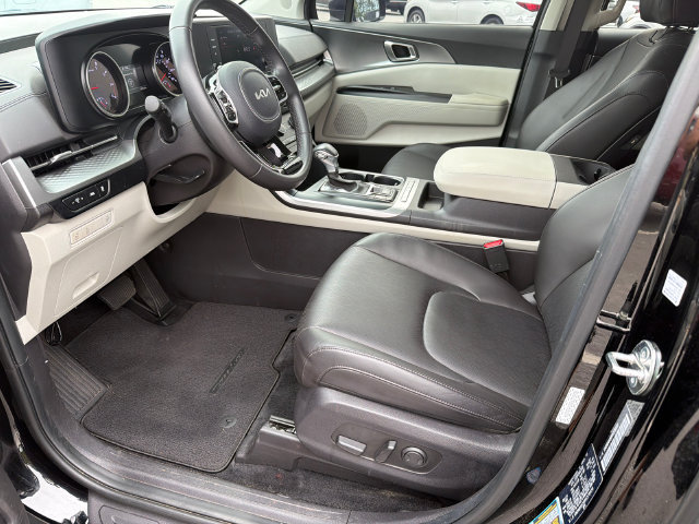 Used 2024 Kia Carnival LX FWD image 9