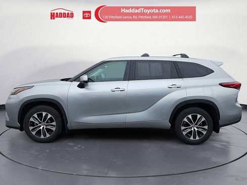 Used 2021 Toyota Highlander XLE AWD/4WD image 2