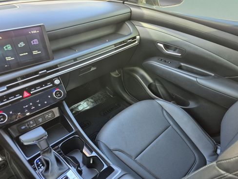 Certified 2025 Hyundai Santa Cruz SEL FWD image 11