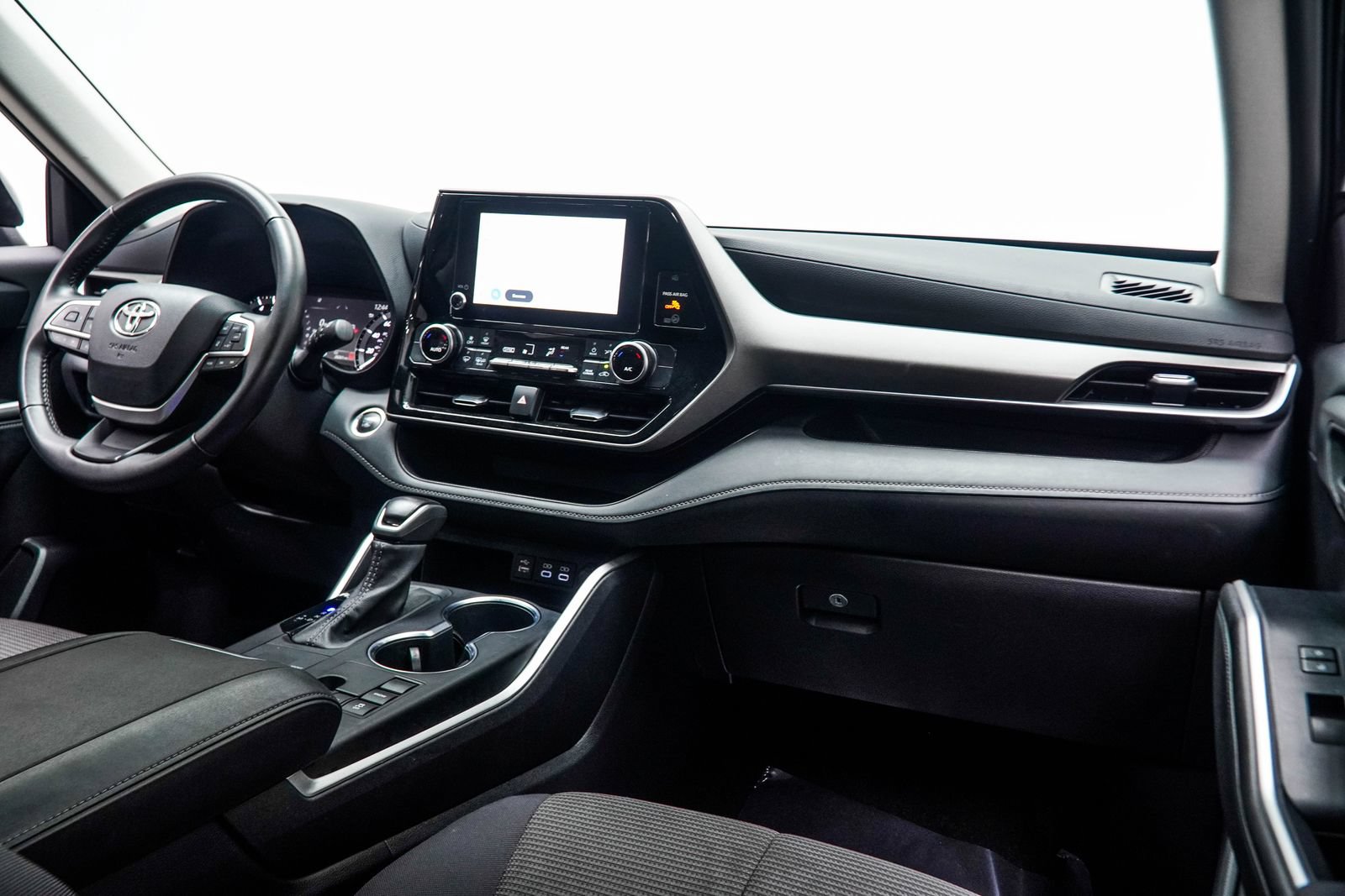 Used 2025 Toyota Highlander LE FWD image 21