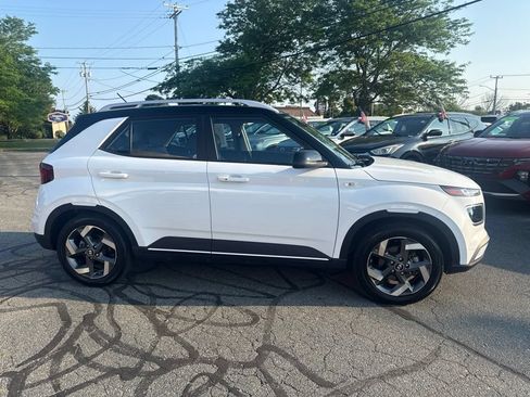 Used 2024 Hyundai Venue Limited FWD image 4
