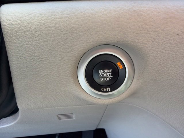 Used 2017 Chrysler Pacifica Limited w/ Advanced Safetytec Group FWD image 16