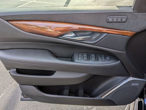 Used 2019 Cadillac Escalade Luxury image 14