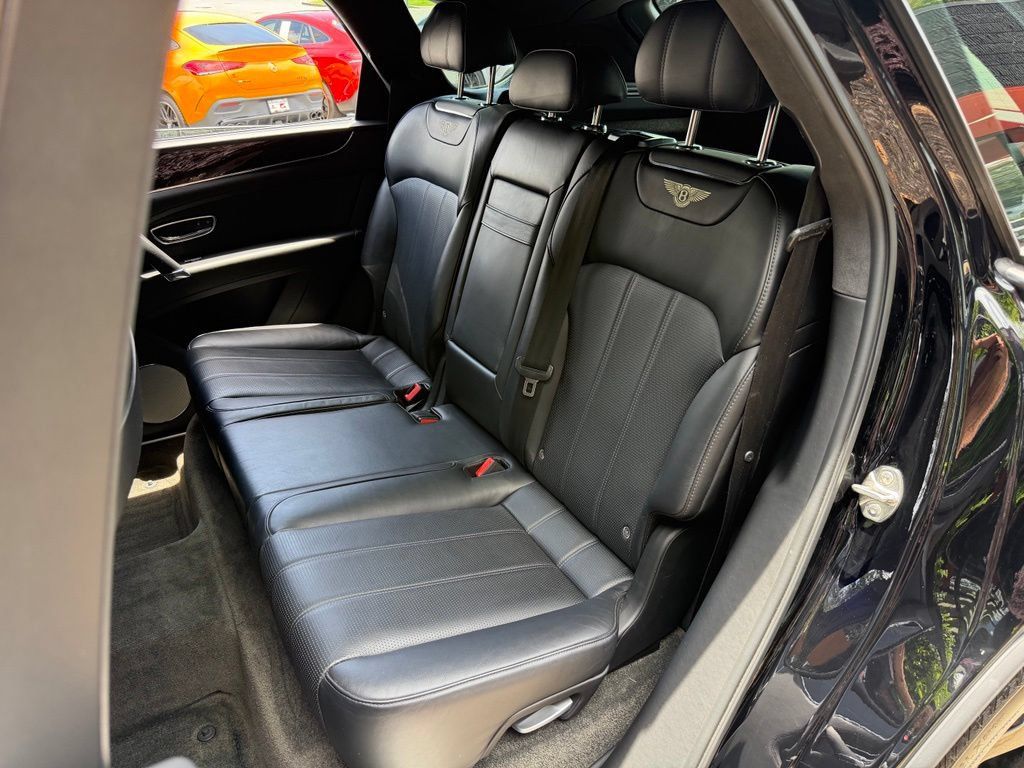 Used 2019 Bentley Bentayga AWD/4WD image 32