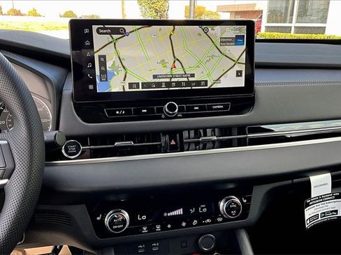 New 2025 Mitsubishi Outlander SE image 15