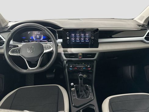 Certified 2025 Volkswagen Taos SE image 18