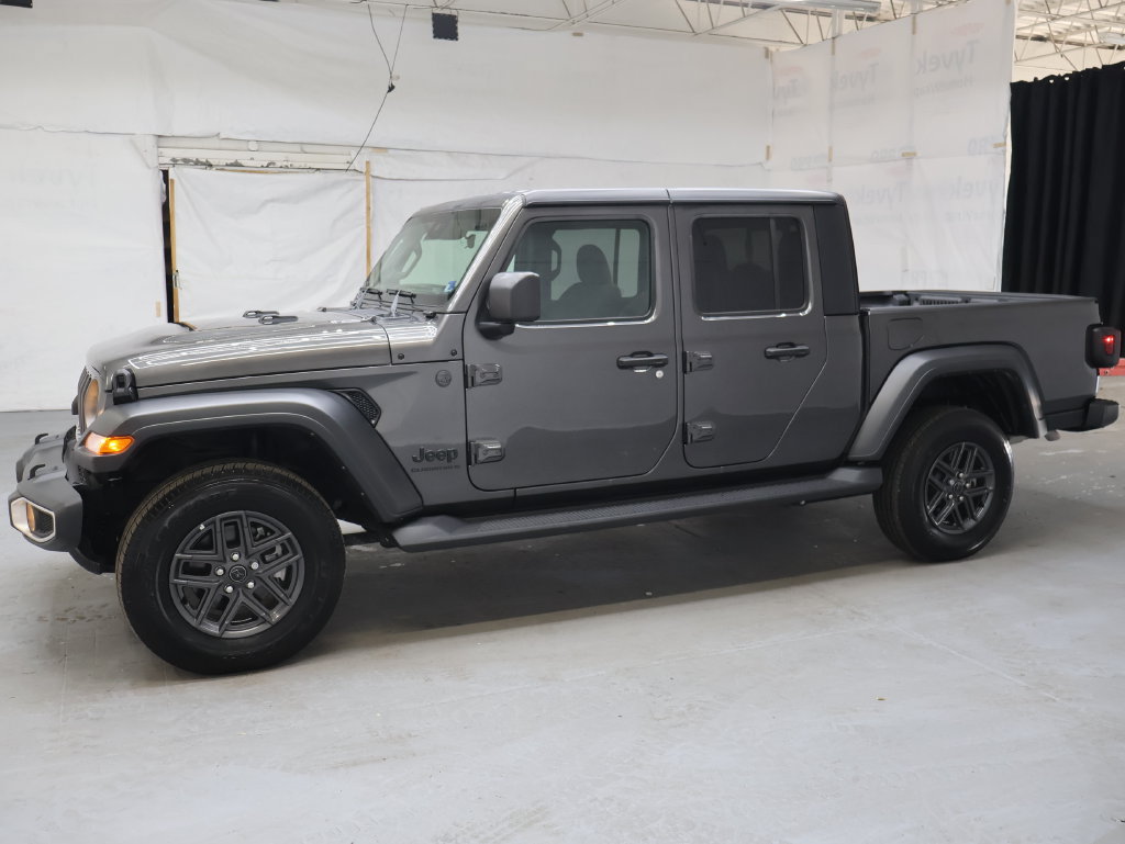 Used 2025 Jeep Gladiator Sport AWD/4WD image 4
