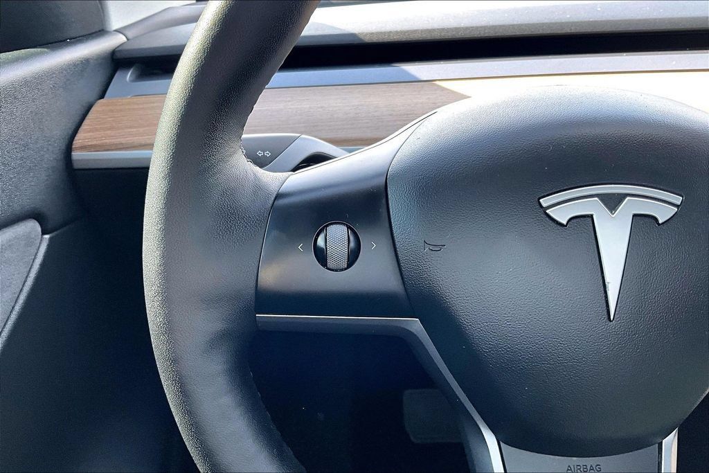 Used 2022 Tesla Model Y Long Range AWD/4WD image 18