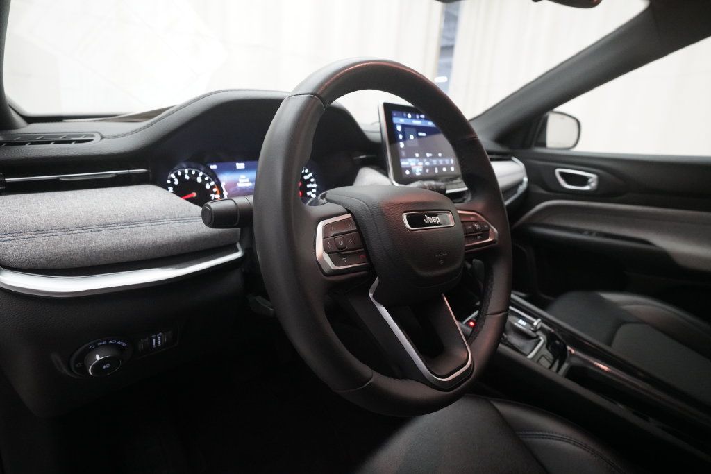 Used 2024 Jeep Compass Latitude AWD/4WD image 8