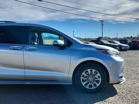 Used 2024 Toyota Sienna XLE image 4