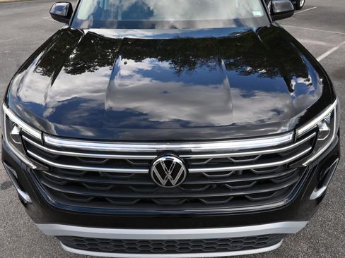 Used 2024 Volkswagen Atlas Peak Edition SE image 12