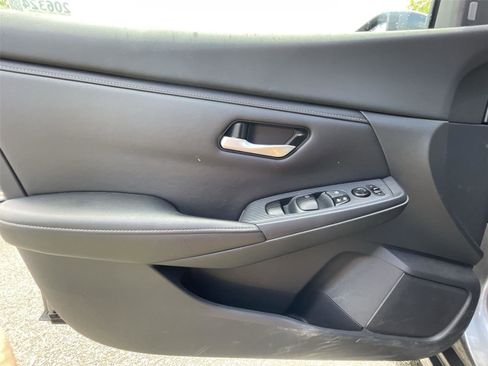 Used 2022 Nissan Sentra SV FWD image 11