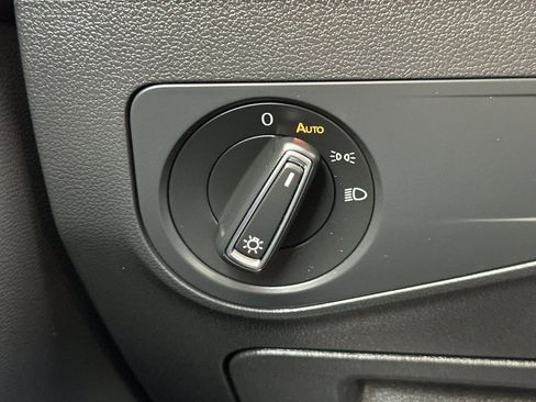 Used 2022 Volkswagen Tiguan SE image 31