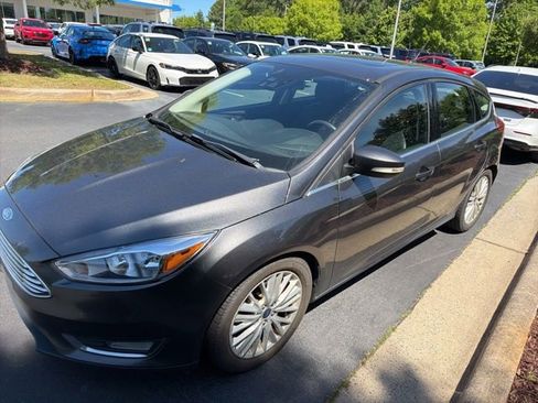 Used 2018 Ford Focus Titanium w/ Titanium Technology Package FWD image 3
