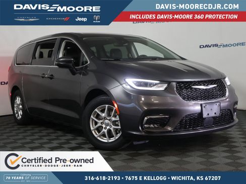 Used 2023 Chrysler Pacifica Touring-L image 1