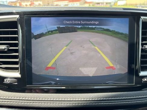 Used 2023 Chrysler Pacifica Touring-L FWD image 18