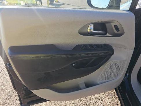 Used 2021 Chrysler Pacifica Touring-L image 10