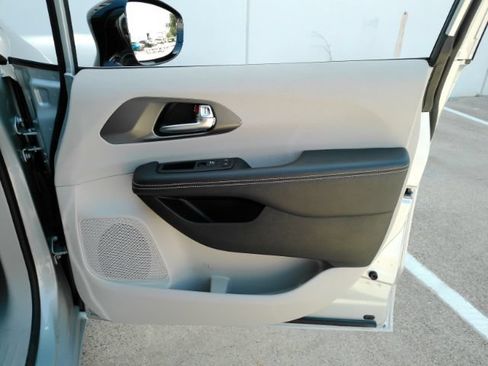 Used 2024 Chrysler Pacifica Limited FWD image 21