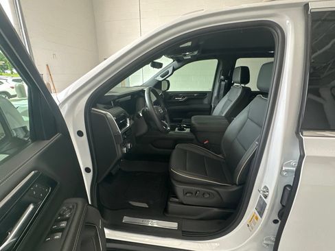 Used 2025 GMC Yukon Elevation w/ Technology Package AWD/4WD image 9