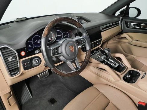 Certified 2022 Porsche Cayenne S image 4