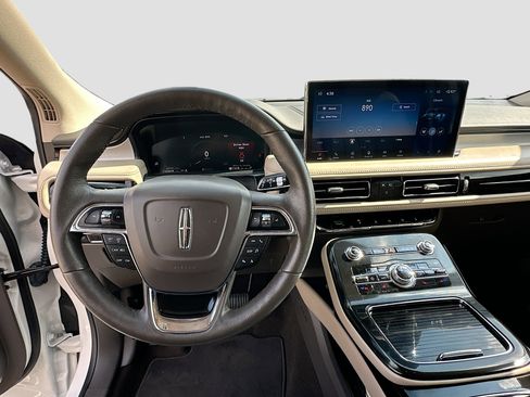 Used 2022 Lincoln Nautilus FWD w/ Premium Package image 11