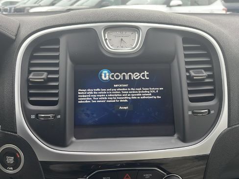 Used 2022 Chrysler 300 Touring w/ Sport Appearance Package image 9