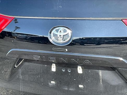 Used 2019 Toyota Sienna XLE FWD image 28