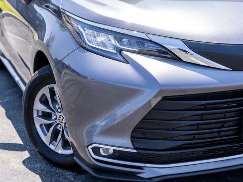 Used 2023 Toyota Sienna XLE FWD image 17