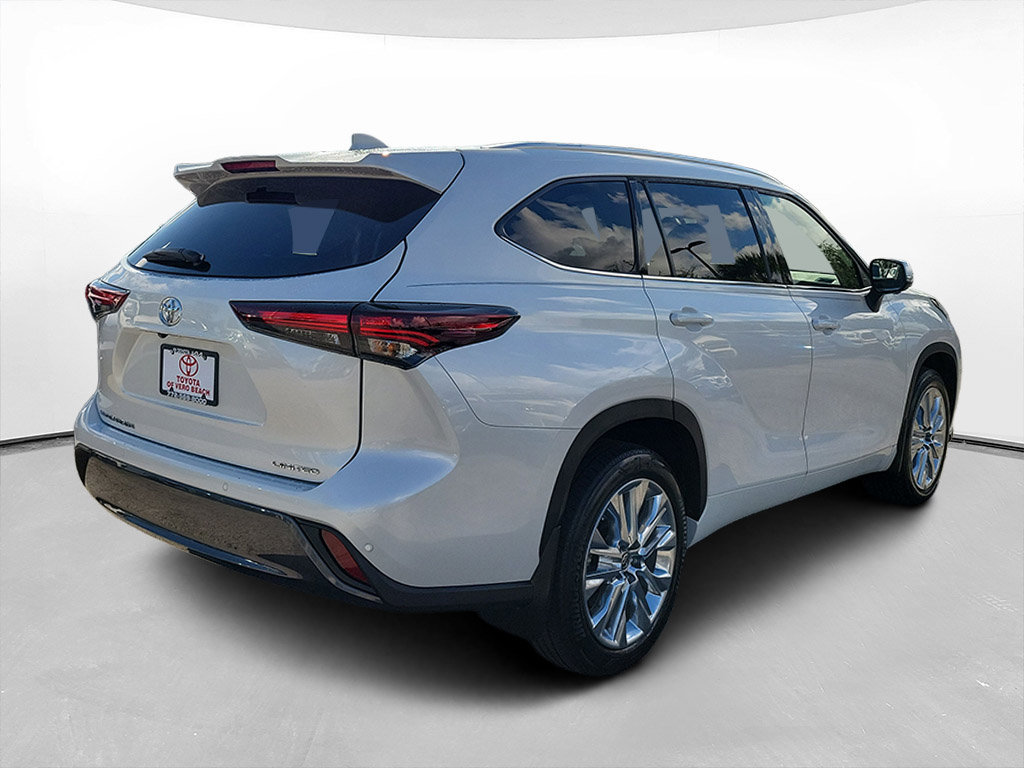 Used 2024 Toyota Highlander Limited FWD image 4