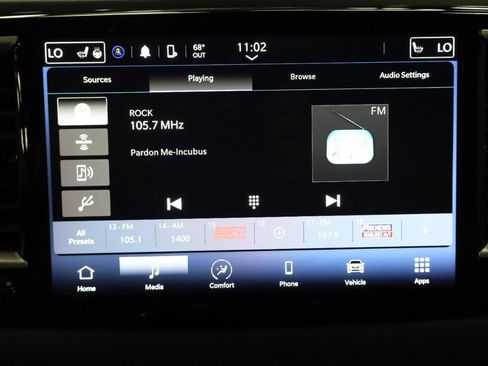 Used 2023 Chrysler Pacifica Touring-L FWD image 16
