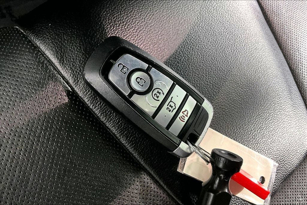 Used 2021 Ford Edge Titanium w/ Equipment Group 301A FWD image 10