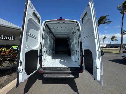 Used 2025 Mercedes-Benz Sprinter 2500 image 15