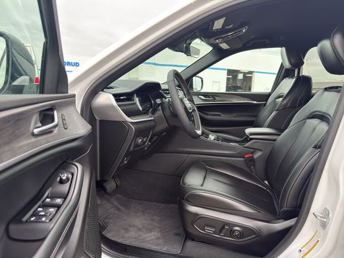 Used 2025 Jeep Grand Cherokee Limited AWD/4WD image 11